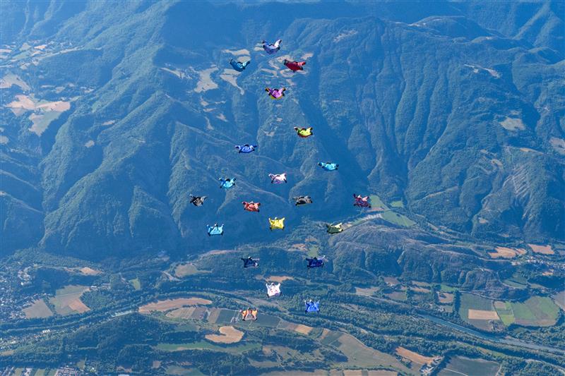 record-wingsuit-formation-verticale